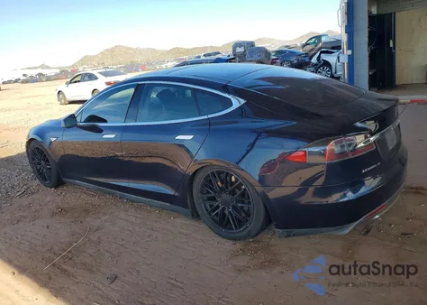 2013 Tesla Model S z USA, uszkodzony, nr VIN 5YJSA1DN0DFP06006